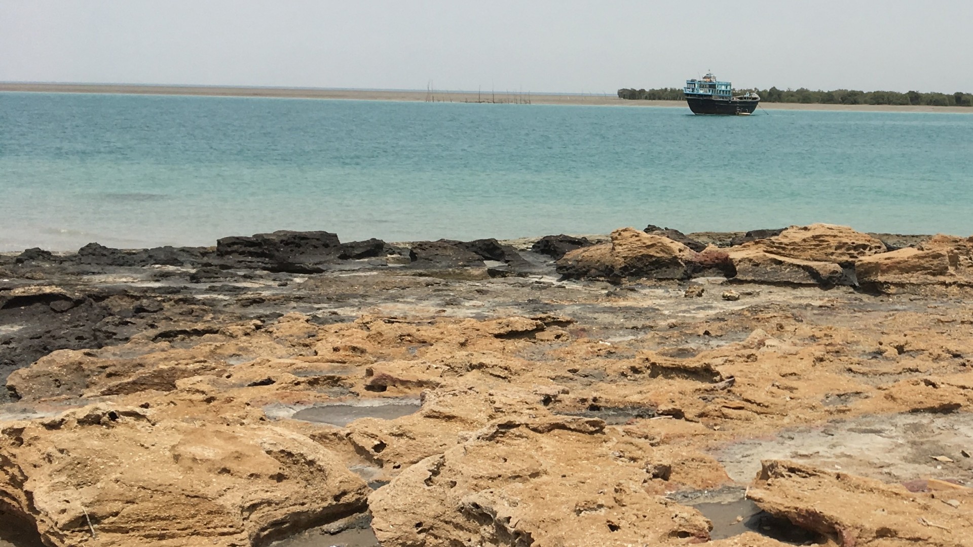 Gouron historical shipyard geosite, a natural harbor